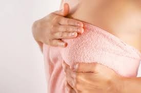 Massage ngực thông tắc ti bằng đá nóng